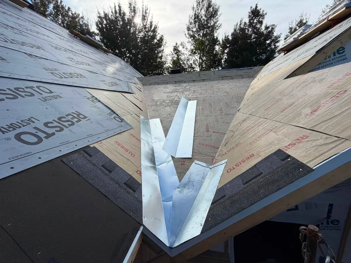 Noue en métal posée par-dessus la membrane