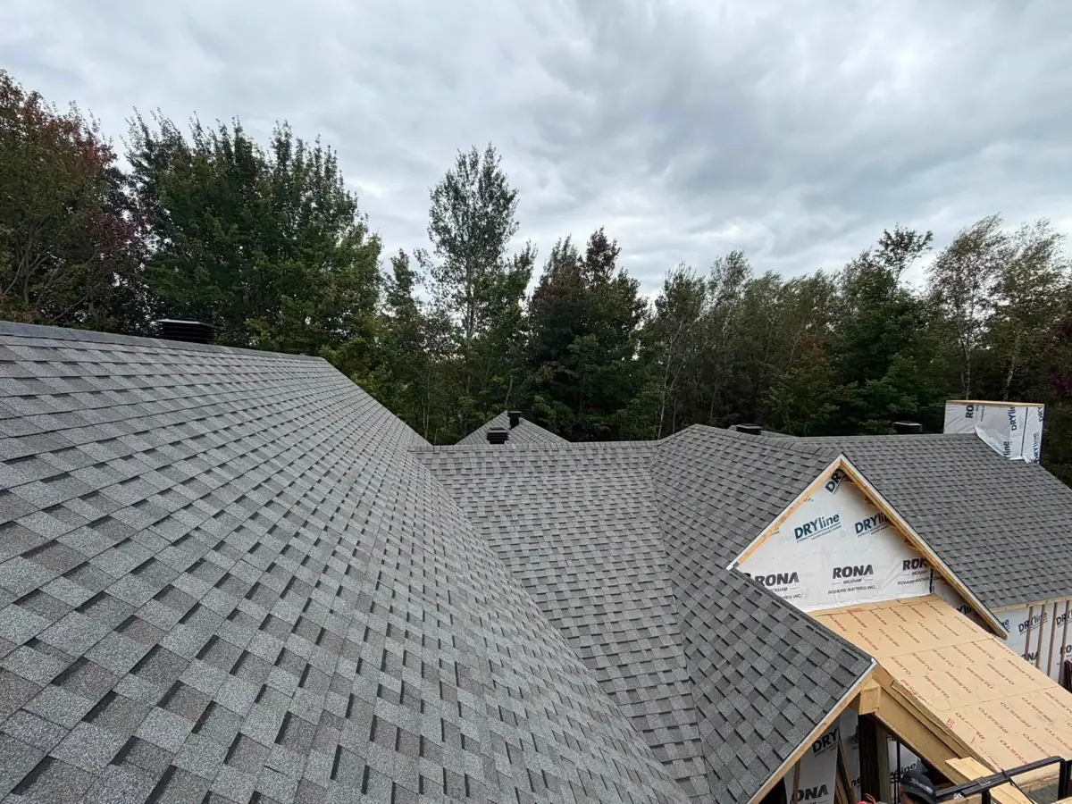 Toiture neuve raccordée à un agrandissement en construction
